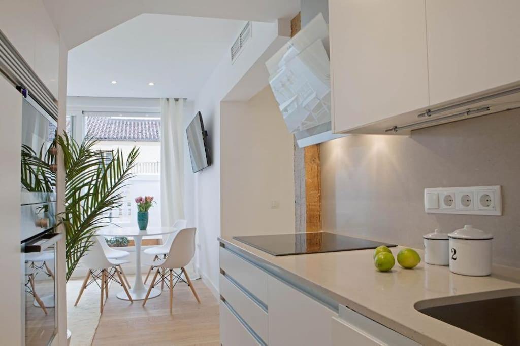Luminoso Apartamento Con Terraza En Sol Appartement Madrid Buitenkant foto
